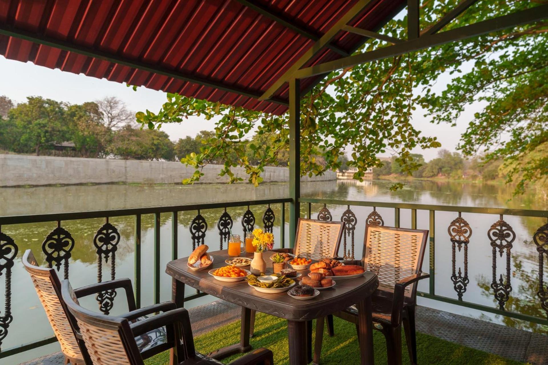 Vintage Estate: Lakeside Retreat with Plunge Pool and Gazebo Karjat Exterior photo